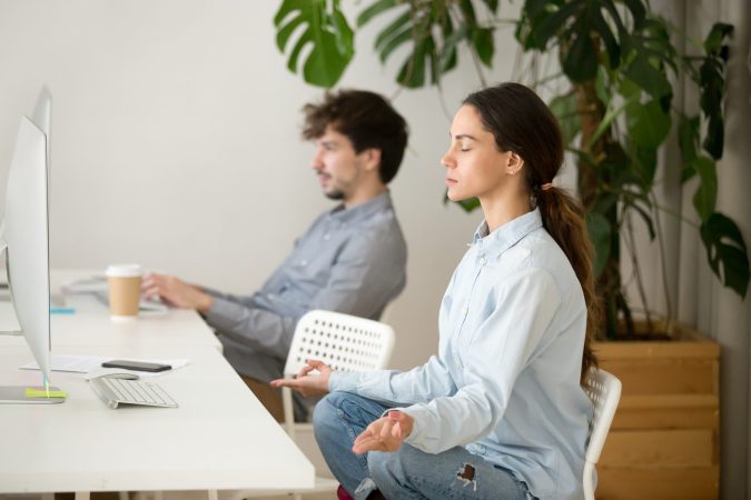Mujer descansando en la oficina para meditar.
